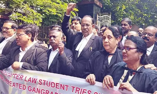 Andhra: बार एसोसिएशन के सदस्यों ने दिया धरना Andhra: बार एसोसिएशन के सदस्यों ने दिया धरना