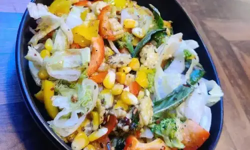 मकई और कबाब सलाद के साथ बेल मिर्च की रेसिपी