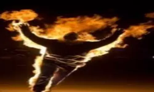 Jalaun: जमीन बंटवारे को लेकर युवक ने अपने भाई के घर के सामने पेट्रोल डालकर आत्महत्या की