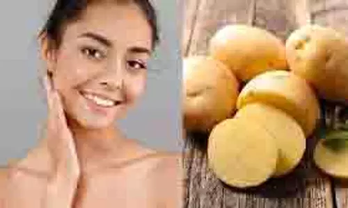Skin Care: झाइयों और झुर्रियों पर असरदार है कच्चा आलू Skin Care: झाइयों और झुर्रियों पर असरदार है कच्चा आलू