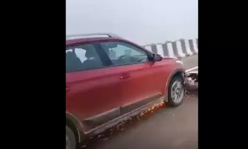 सड़क पर दिखा ऐसा भयानक नजारा, देखकर डर गए लोग सड़क पर दिखा ऐसा भयानक नजारा, देखकर डर गए लोग