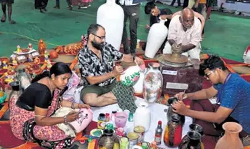 ORMAS का टेराकोटा मंडप लोगों को आकर्षित कर रहा ORMAS का टेराकोटा मंडप लोगों को आकर्षित कर रहा