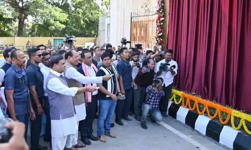 BKWAC प्रमुख ने सैंडस्टोन मोनोलिथ स्तंभ के उद्घाटन के लिए
