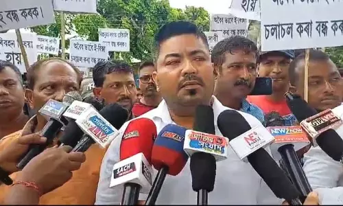 Assam : मोरीगांव के व्यापारियों ने वाहन पार्किंग स्थानांतरण के खिलाफ विरोध प्रदर्शन
