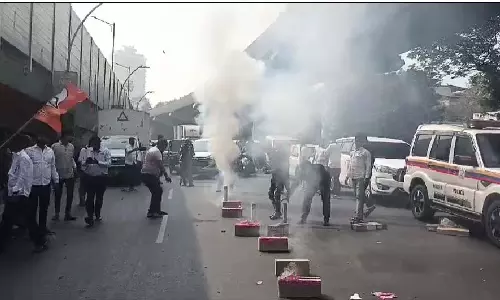 CM एकनाथ शिंदे के घर के बाहर जश्न: कार्यकर्ताओं ने की आतिशबाजी CM एकनाथ शिंदे के घर के बाहर जश्न: कार्यकर्ताओं ने की आतिशबाजी