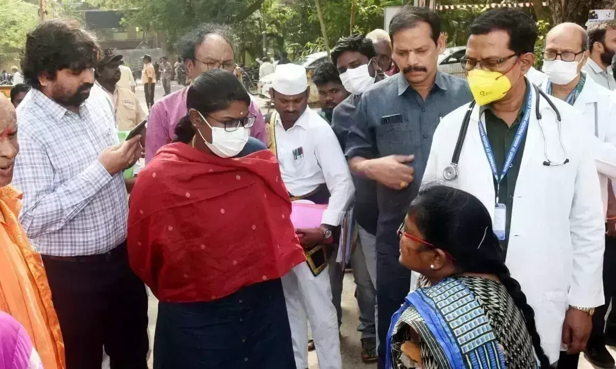 Collector ने जीजीएच का निरीक्षण किया; स्टाफ से गरीबों को बेहतर चिकित्सा सुविधा उपलब्ध कराने को कहा