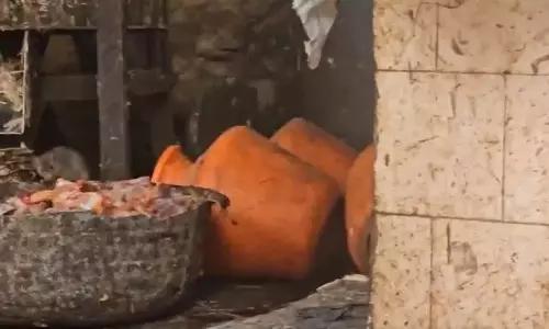 हैदराबाद में अस्वच्छ परिस्थितियों के कारण APC चिकन मार्केट को सील कर दिया हैदराबाद में अस्वच्छ परिस्थितियों के कारण APC चिकन मार्केट को सील कर दिया