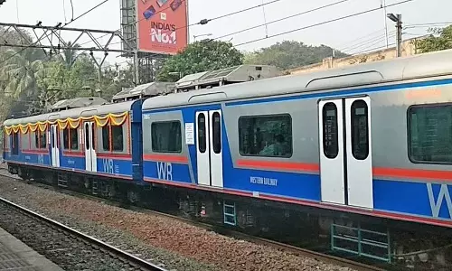 Mumbai: दादर स्टेशन पर दरवाज़ा खोलना भूल जाने पर ट्रेन गार्ड निलंबित