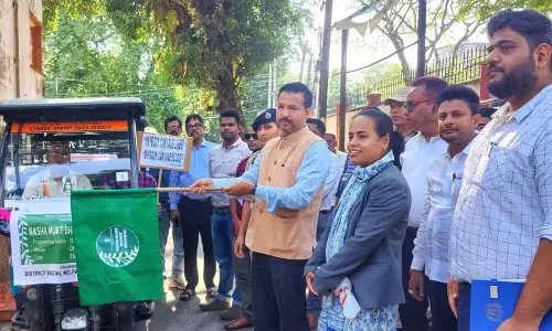 Assam : धुबरी समाज कल्याण कार्यालय ने ई-रिक्शा चालकों में मादक द्रव्यों के सेवन के खिलाफ रैली निकाली