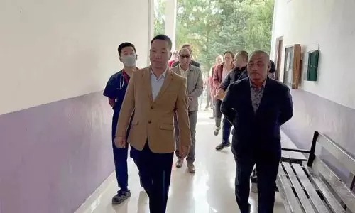 Nagaland : पी. पाइवांग कोन्याक ने मोन जिले में सीएचसी का निरीक्षण किया Nagaland : पी. पाइवांग कोन्याक ने मोन जिले में सीएचसी का निरीक्षण किया