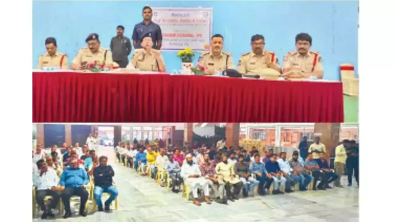 DCP ने व्यापारिक संस्थाओं से निगरानी प्रणाली मजबूत करने को कहा DCP ने व्यापारिक संस्थाओं से निगरानी प्रणाली मजबूत करने को कहा