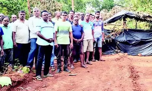GOA: पिलगाओ नाकाबंदी तीसरे दिन भी जारी, अयस्क निकालने का कोई रास्ता नहीं GOA: पिलगाओ नाकाबंदी तीसरे दिन भी जारी, अयस्क निकालने का कोई रास्ता नहीं