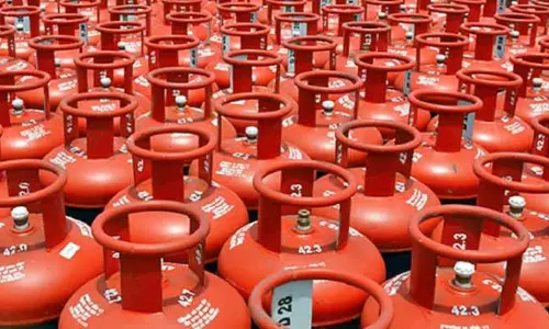 छात्रों और आम जनता को LPG सिलेंडर के उपयोग के बारे में शिक्षित किया गया छात्रों और आम जनता को LPG सिलेंडर के उपयोग के बारे में शिक्षित किया गया