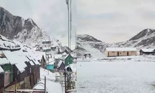 Sikkim की त्सोमो झील और गनाथांग घाटी में मौसम की पहली बर्फबारी हुई