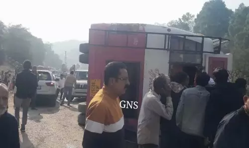 Jammu and Kashmir के कटरा में बस पलटने से सात लोग घायल Jammu and Kashmir के कटरा में बस पलटने से सात लोग घायल