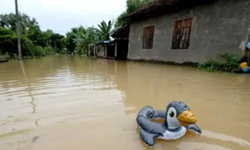 Indonesia के दक्षिण तपनौली में अचानक आई बाढ़ ने दो लोगों की मौत