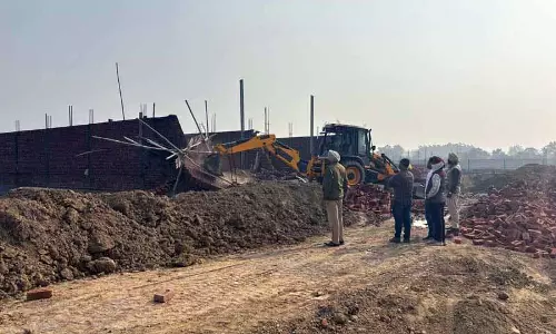 ADA कर्मियों ने राम तीरथ रोड पर अवैध निर्माण ध्वस्त किए