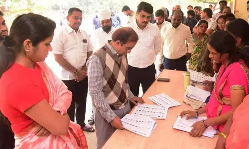 मुख्य निर्वाचन अधिकारी ने Sangareddy में मतदाता पंजीकरण की जांच की मुख्य निर्वाचन अधिकारी ने Sangareddy में मतदाता पंजीकरण की जांच की