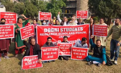 Jammu: विद्वानों, लेखकों और अन्य ने विरोध प्रदर्शन कर डोगरी को बढ़ावा देने की मांग की