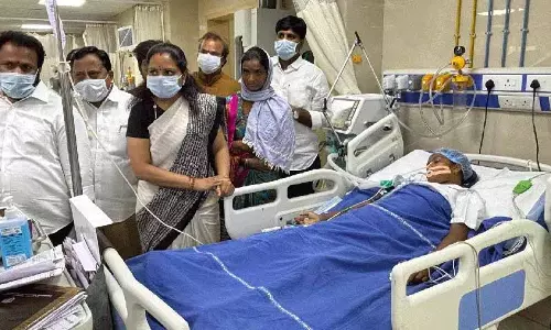 Kavita ने फूड पॉइजनिंग पीड़ित से मुलाकात की, कल्याण छात्रावासों की स्थिति की आलोचना की Kavita ने फूड पॉइजनिंग पीड़ित से मुलाकात की, कल्याण छात्रावासों की स्थिति की आलोचना की