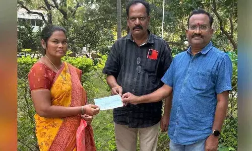 Vasudha फाउंडेशन एक कैंसर रोगी को वित्तीय सहायता प्रदान करता Vasudha फाउंडेशन एक कैंसर रोगी को वित्तीय सहायता प्रदान करता