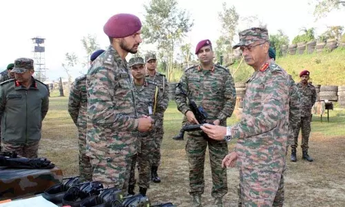 Jammu: सेना कमांडर ने असमी मशीन पिस्तौल की समीक्षा की