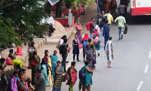 Hyderabad: डाकटे बस सेवा की कमी से छात्रों और यात्रियों को परेशानी
