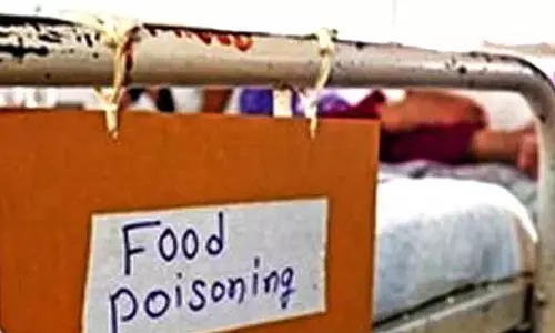 Food poisoning  में मिड-डे मील खाने के बाद 18 छात्र बीमार