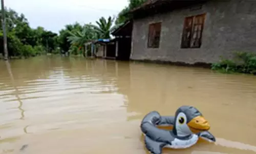 Indonesia के दक्षिण तपनली में अचानक आई बाढ़ से दो लोगों की मौत
