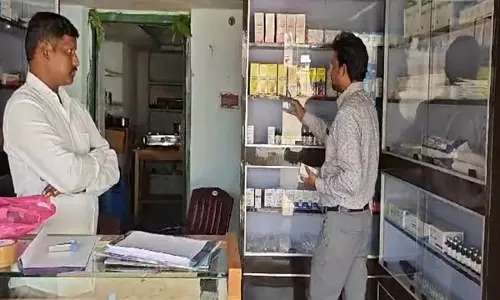 तेलंगाना: DCA ने खम्मम में झोलाछाप डॉक्टर के क्लिनिक पर छापा मारा, दवाओं का अवैध स्टॉक जब्त किया तेलंगाना: DCA ने खम्मम में झोलाछाप डॉक्टर के क्लिनिक पर छापा मारा, दवाओं का अवैध स्टॉक जब्त किया