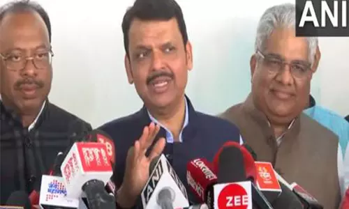 देवेंद्र फडणवीस ने Mahayuti की जीत पर सवाल उठाने के लिए संजय राउत की आलोचना की देवेंद्र फडणवीस ने Mahayuti की जीत पर सवाल उठाने के लिए संजय राउत की आलोचना की