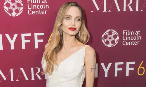 Angelina Jolie का कहना है कि मातृत्व के अलावा उनके लिए कुछ भी मायने नहीं रखता Angelina Jolie का कहना है कि मातृत्व के अलावा उनके लिए कुछ भी मायने नहीं रखता