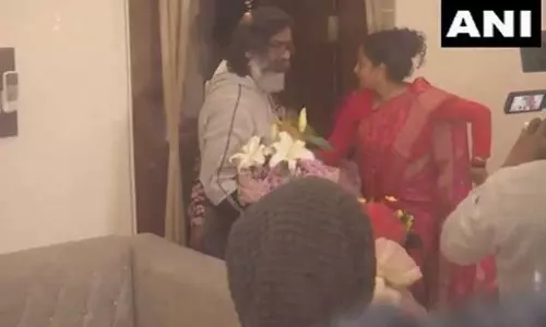 Jharkhand चुनावों में बढ़त के बाद हेमंत सोरेन माता-पिता से गए मिलने