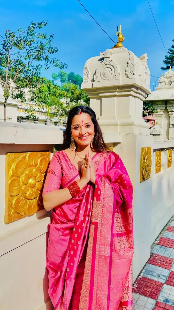 मोनालिसा ने किए तिरुपति बालाजी के दर्शन