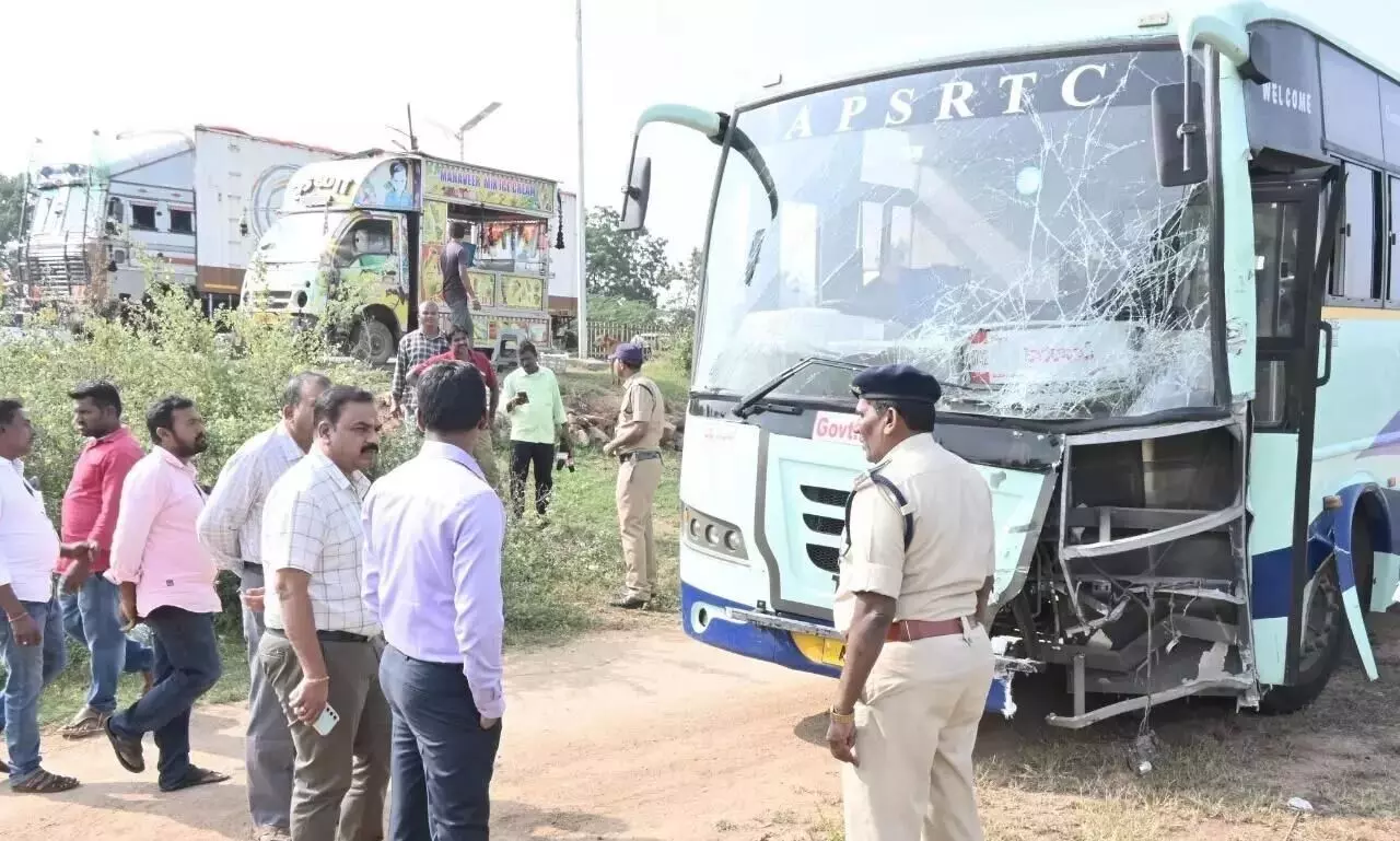 बस-ऑटो की टक्कर, 7 की मौत 4 घायल, मचा कोहराम