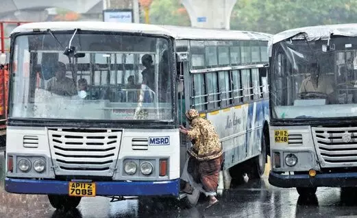 TGSRTC लाभ कमाने की राह पर: मंत्री पोन्नम प्रभाकर