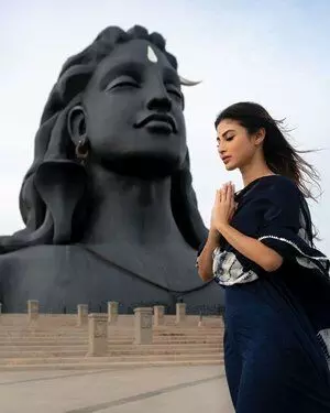 Mouni Roy ने तमिलनाडु में भगवान शिव से दिव्य आशीर्वाद मांगा