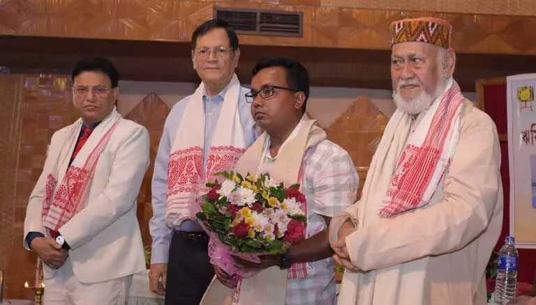 Assam : अजीत बनिया को कला में उत्कृष्टता के लिए ऋषि कपिल खौंद मेमोरियल पुरस्कार