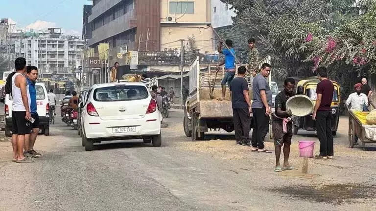 Nagaland :  डीएमसी उपाध्यक्ष ने ताजेन एओ सड़क पर गड्ढों की मरम्मत का काम शुरू किया