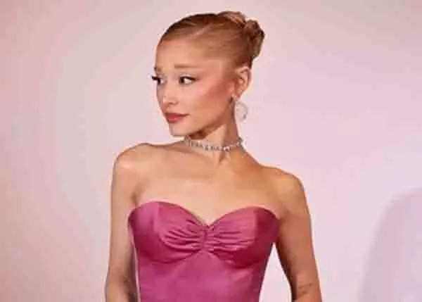 Ariana Grande ने खुलासा किया, उन्होंने पहली बार आठ साल की उम्र में एक चिकित्सक से मुलाकात की थी