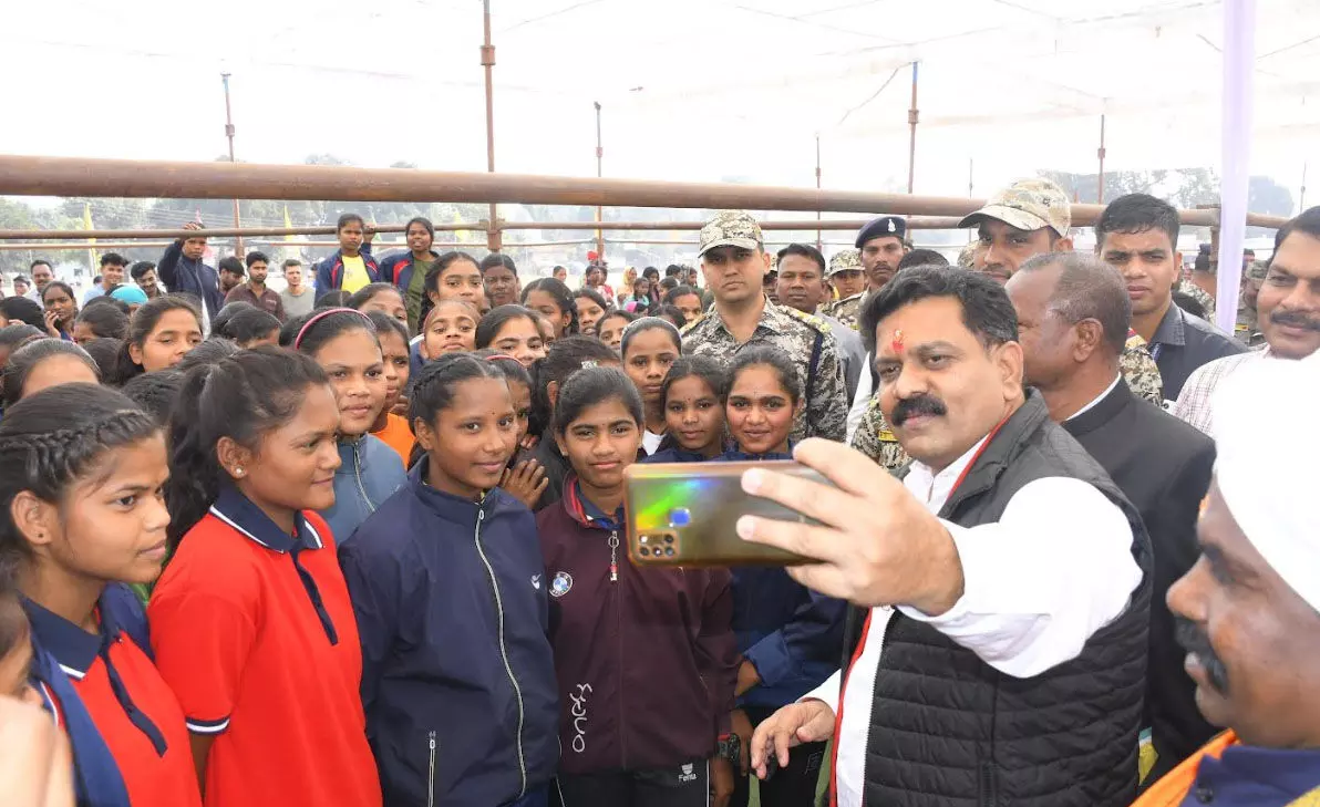 गृहमंत्री विजय शर्मा ने खिलाड़ियों के साथ ली तस्वीर