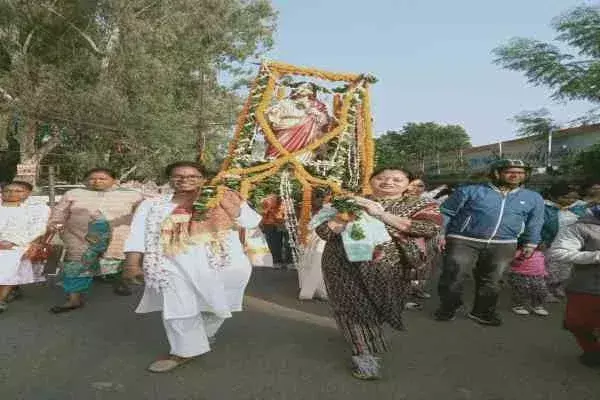 Ranchi: ख्रीस्त राजा पर्व की निकली शोभायात्रा, छात्राओं ने की पुष्प वर्षा