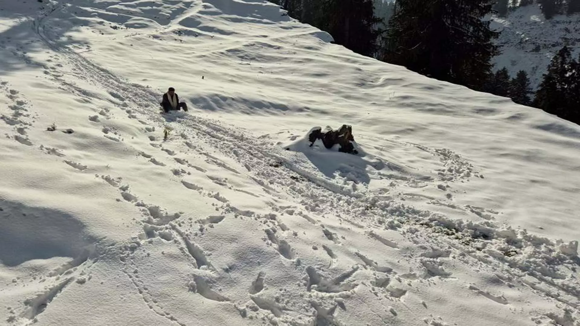 Jammu-Kashmir: मौसम की पहली बर्फबारी से भद्रवाह में दो महीने का सूखा खत्म