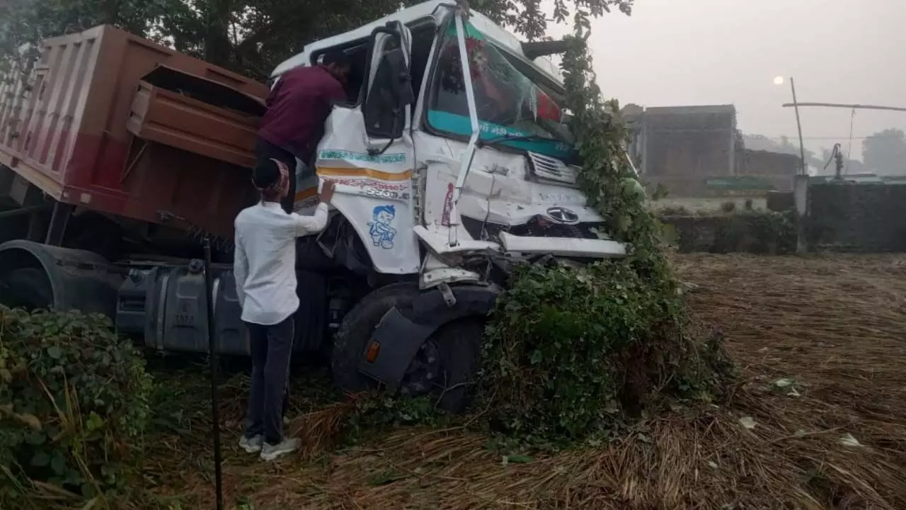 BREAKING: दो ट्रकों में हुई भीषण टक्कर, कैबिन में फंसा रहा चालक