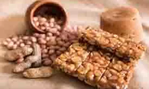 Recipe: इस आसान तरीके से घर पर बनाएं मूंगफली और गुड़ की चिक्की Recipe: इस आसान तरीके से घर पर बनाएं मूंगफली और गुड़ की चिक्की