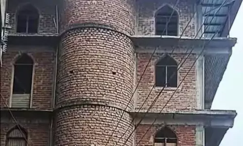 कानूनी लड़ाई के बीच वक्फ बोर्ड ने 2006 का दस्तावेज सौंपा कानूनी लड़ाई के बीच वक्फ बोर्ड ने 2006 का दस्तावेज सौंपा