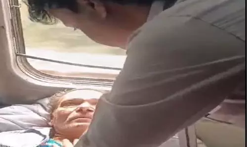 टीटीई की तत्परता से मिला जीवनदान...ट्रेन में यात्री को आया हार्ट अटैक, VIDEO