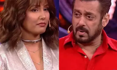 Bigg Boss 18 के स्टेज पर रो पड़ीं हिना खान Bigg Boss 18 के स्टेज पर रो पड़ीं हिना खान