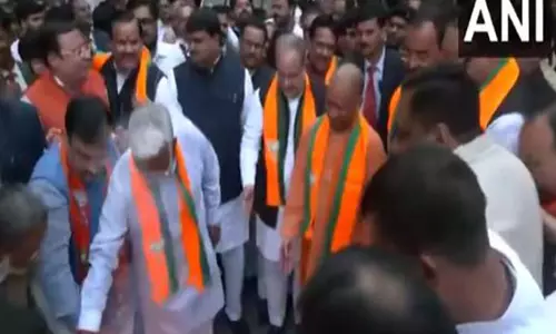 विधानसभा उपचुनाव के नतीजों के बाद CM Yogi ने भाजपा कार्यालय के बाहर जश्न मनाया