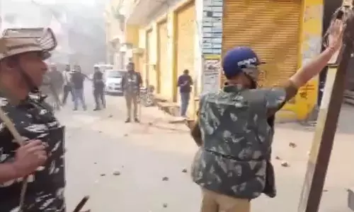 जामा मस्जिद सर्वे: उग्र हुई भीड़, पथराव के बाद स्थिति को नियंत्रित करने आंसू गैस का इस्तेमाल जामा मस्जिद सर्वे: उग्र हुई भीड़, पथराव के बाद स्थिति को नियंत्रित करने आंसू गैस का इस्तेमाल